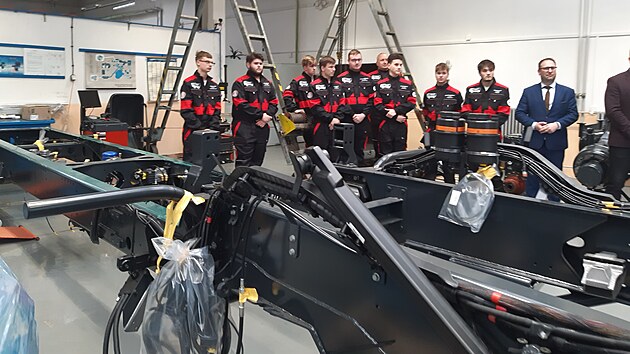 Studenti Střední školy a Vyšší odborné školy v Kopřivnici v dílnách spolu s profesionály přímo z automobilky sestavují vůz Tatra Phoenix.