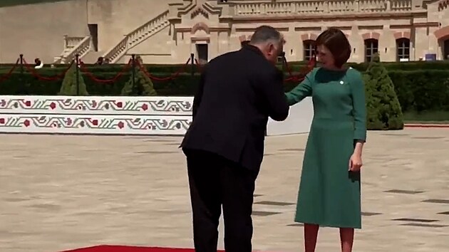 Orbán chtěl políbit ruku moldavské prezidentce. Ucukla