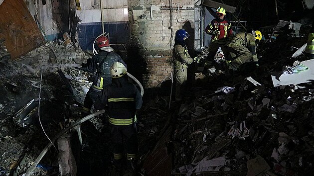 Ukrajinské město Dnipro zasáhla v sobotu ruská palba. Při explozi utrpělo zranění 22 lidí, a v troskách obytného domu našli záchranáři tělo dvouleté dívky. (4. června 2023)