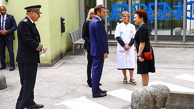 Francouzsk prezident Emmanuel Macron a jeho manelka Brigitte v Grenoblu navtvili obti toku. (9. ervna 2023)