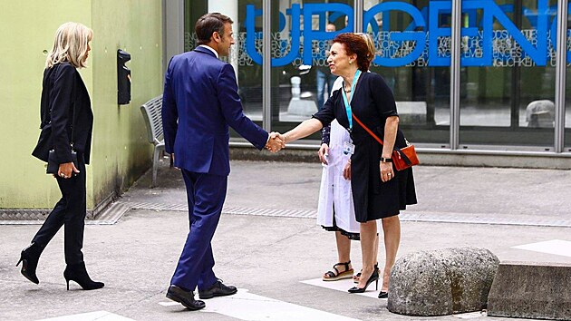 Francouzsk prezident Emmanuel Macron a jeho manelka Brigitte v Grenoblu navtvili obti toku v Annecy. (9. ervna 2023)
