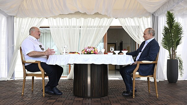 Ruský prezident Vladimir Putin na schůzce s běloruským vůdcem Alexandrem Lukašenkem v černomořském letovisku Soči (9. června 2023)