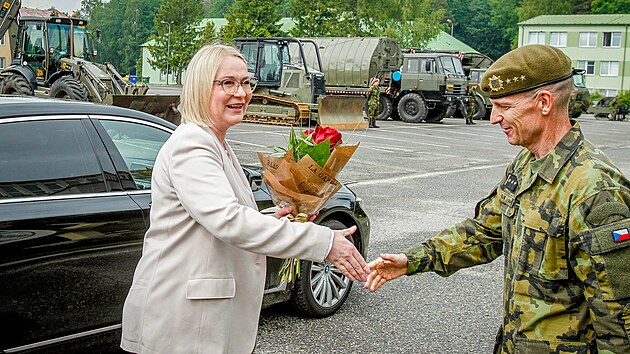 Ministryně obrany Jana Černochová navštívila v Bechyni posádku 15. ženijního pluku. Prohlédla si vojenskou techniku, konkrétně odminovací komplet Božena 5
