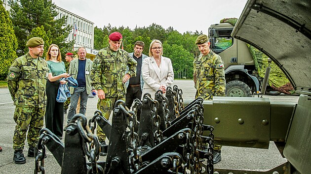 Ministryn obrany Jana ernochov navtvila v Bechyni posdku 15. enijnho pluku. Prohldla si vojenskou techniku, konkrtn odminovac komplet Boena 5