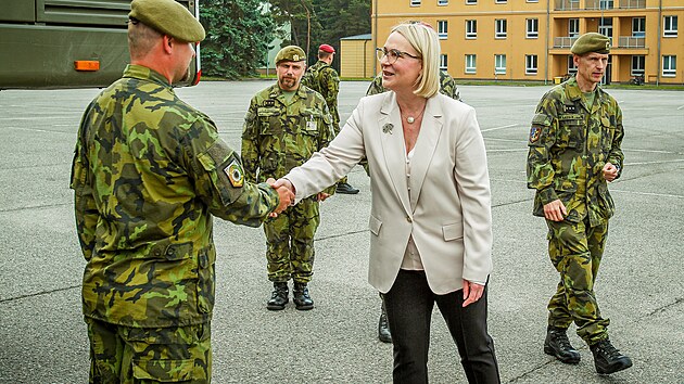 Ministryně obrany Jana Černochová navštívila v Bechyni posádku 15. ženijního pluku. Prohlédla si vojenskou techniku, konkrétně odminovací komplet Božena 5