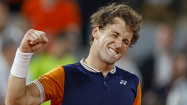 Nor Casper Ruud se raduje z postupu do semifinále antukového Roland Garros.