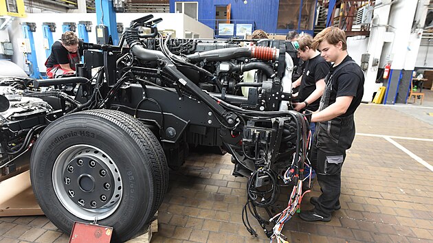 ��ci oboru automechanik St�edn� pr�myslov� �koly Otrokovice stav� n�kladn� automobil zna�ky Tatra (�erven 2023)
