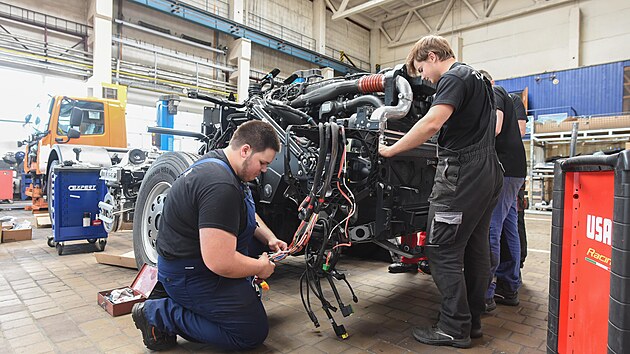��ci oboru automechanik St�edn� pr�myslov� �koly Otrokovice stav� n�kladn� automobil zna�ky Tatra (�erven 2023)