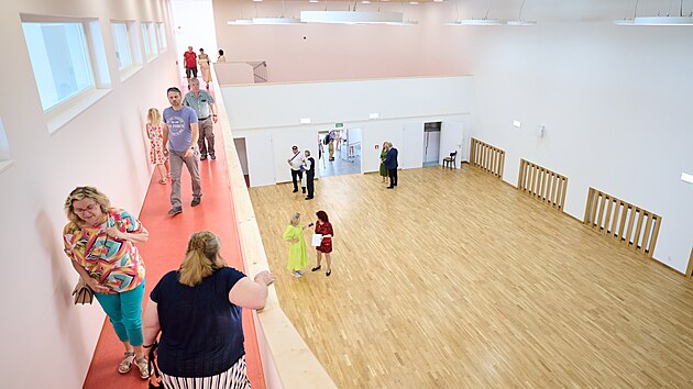 Luhačovická základní umělecká škola se přestěhuje do nově zrekonstruované sokolovny. Snímek je ze slavnostního otevření budovy (červen 2023)