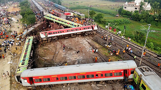 V indickém státě Urísa se srazil expres s nákladním vlakem. Na místě bylo k pátečnímu ránu 288 mrtvých a 900 zraněných. Jde o jednu z největších nehod za posledních sto let.