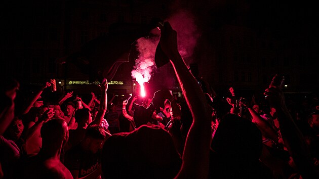 Fanoušci West Hamu slaví na Staroměstském náměstí triumf svého klubu v Evropské konferenční lize.