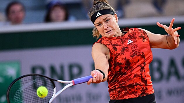 Karolna Muchov hraje forhend ve tetm kole Roland Garros. 