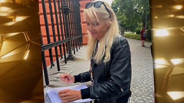 Veronika ilkov podepisuje ped budovou soudu na zdce u plotu Justinho palce v Praze Na Mnkch dohodu o rozvodu a vivnm (8. ervna 2023).