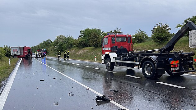 Pi nehod na silnici I/7 u Slanho na Kladensku zemeli dva lid. Dal dva jsou zrann, z toho jeden vn. Silnice je uzaven. (5. ervna 2023)