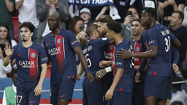 Obránce PSG Sergio Ramos (uprostřed) oslavuje v hloučku spoluhráčů úvodní gól...