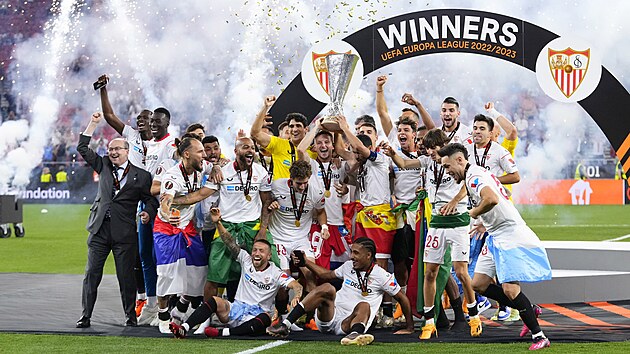 Fotbalist Sevilly se raduj z triumfu v Evropsk lize.