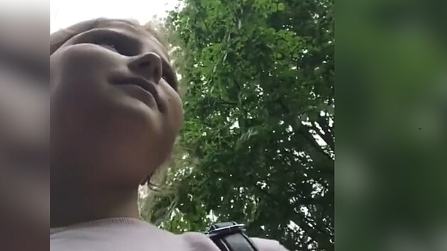 Děti na školním výletě plivali ukrajinské dívce do obličeje