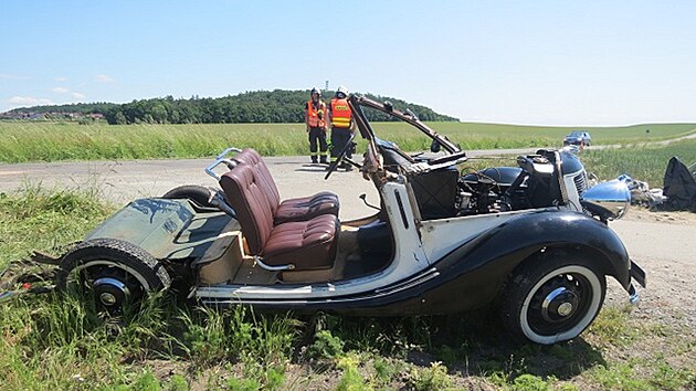 Nehoda dvou osobních vozů se stala mezi Vysokou nad Labem a hradeckou Třebší.  (4. června 2023)