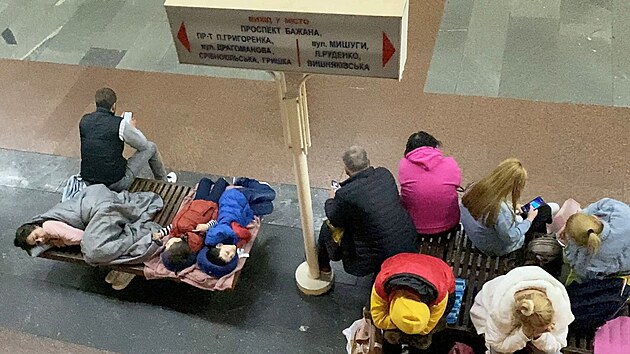 Někteří obyvatelé Kyjeva se před ruským útokem dronů na město skrývají v metru. (2. června 2023)