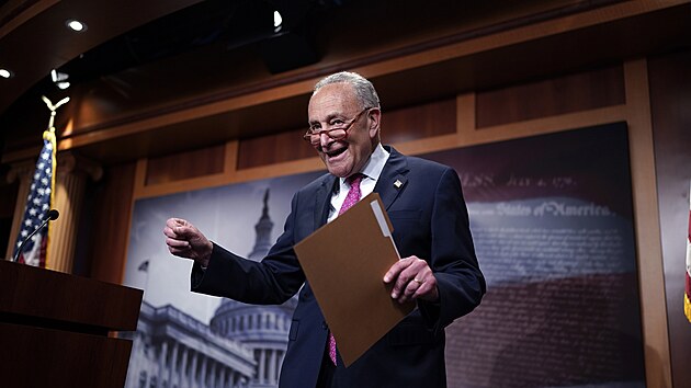 Pedseda americk sentn vtiny Chuck Schumer hovo na tiskov konferenci pot, co Sent schvlil zkon, kter zvyuje dluhov strop a odvrac tak historicky prvn platebn neschopnost zem. (2. ervna 2023)