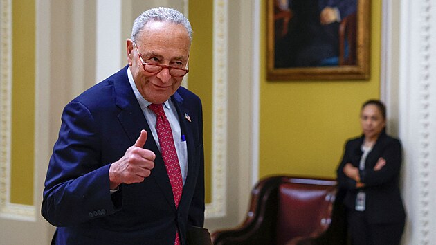 Předseda americké senátní většiny Chuck Schumer hovoří na tiskové konferenci poté, co Senát schválil zákon, který zvyšuje dluhový strop a odvrací tak historicky první platební neschopnost země. (2. června 2023)