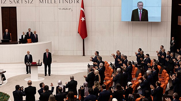 Tureck prezident Recep Tayyip Erdogan sloil prezidentskou psahu ped parlamentem v Ankae a zaal tak svj tet mandt. (3. ervna 2023)