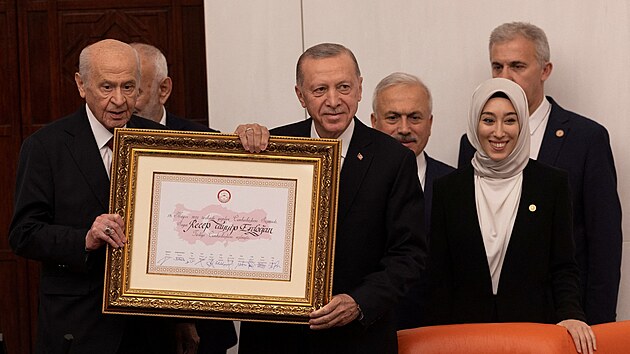 Tureck prezident Recep Tayyip Erdogan sloil prezidentskou psahu ped parlamentem v Ankae a zaal tak svj tet mandt. (3. ervna 2023)