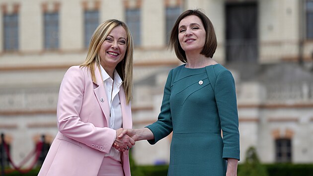 Moldavsk prezidentka Maia Sanduov a italsk premirka Georgia Meloniov na summitu v Kiinv. (1. ervna 2023)