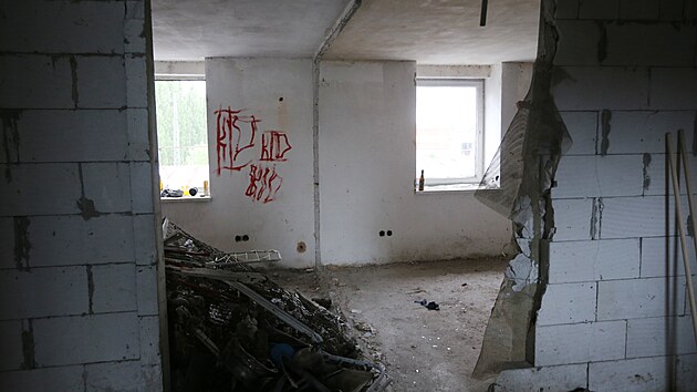 Dělníci vyklízejí černou stavbu u Úslavy na Rokycanské třídě v Plzni známou jako Skleněné peklo. Roky v ní žili bezdomovci. (6. června 2023)
