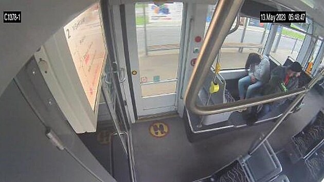 Muž na snímku okradl v tramvaji spící ženu. Hledá ho policie. (5. 6. 2023)