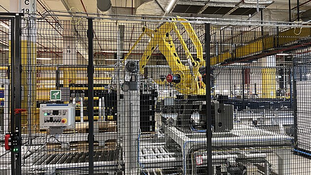 V době zuřící celní války se Spojenými státy pracuje Čína na zdokonalování své tajné zbraně v oblasti globálního obchodu – automatizace výroby. Zemi se totiž konečně začínají vyplácet masivní investice z posledních let. Mnohé provozy tam pracují už úplně bez lidské pracovní síly. Čínské firmy navíc profitují z toho, že je třeba proti evropským konkurentům nesvazují legislativní překážky. 