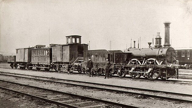 Pvodn lokomotiva Ajax Severn drhy csae Ferdinanda v Perov bhem oslav v roce 1906