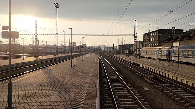 Sluncem zalit kolejit stanice Perov