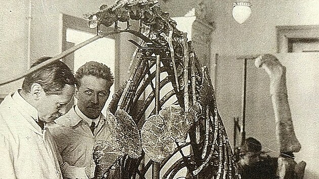 Fotografie paleontologa Otto Jaekela a preparátora Adolfa Ernsta von Zschock...