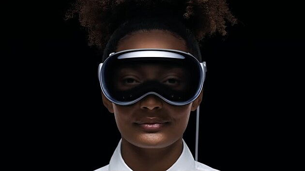 Brýle Apple Vision Pro zobrazují oči uživatele.