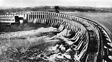 Vodní elektrárna DněproGES byla jedním z největších projektů první pětiletky...