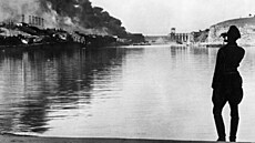Nmecký dstojník u odpálené Dnperské pehrady nedaleko msta Záporoí (1941)
