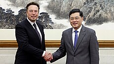 Šéf automobilky Tesla Elon Musk a čínský ministr zahraničí Čchin Kang (30....