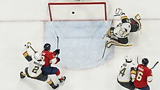 Matthew Tkachuk z Floridy skóruje ve třetím finále NHL proti Vegas.