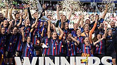 Fotbalistky Barcelony oslavují titul v Lize mistryň.