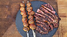 Rib eye steak se zámeckými bramborami a slaninou