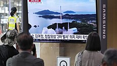 Lidé na nádraí v Soulu sledují start severokorejské rakety. (31. kvtna 2023)