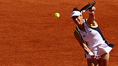 Amerianka Bernarda Peraová servíruje v osmifinále Roland Garros.