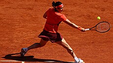 Sedmá nasazená Uns Dábirová se natahuje za míkem v osmifinále Roland Garros.
