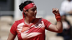 Tunisanka Uns Dábirová slaví zisk fiftýnu v osmifinále Roland Garros.