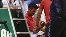 Novak Djokovi si nechává oetovat pedloktí v semifinále Roland Garros.