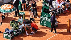 Carlos Alcaraz se nechává oetovat v semifinále Roland Garros.