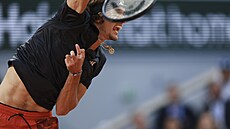 Alexander Zverev podává v osmifinálovém utkání na Roland Garros.