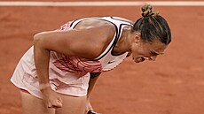 Aryna Sabalenková oslavuje postup do �tvrtfinále Roland Garros.