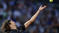 Alexander Zverev si nadhazuje míček v osmifinále Roland Garros.